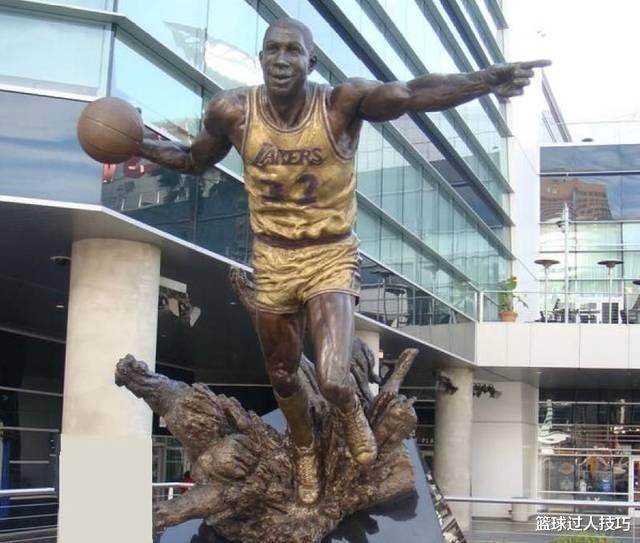 NBA巨星雕像分4个等级：巴克利买家秀C级，马龙A级，那SSS级呢？(3)