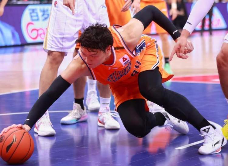 王哲林赛前受伤，宗赞赛中受伤，上海男篮内线崩塌，无缘九连胜(2)