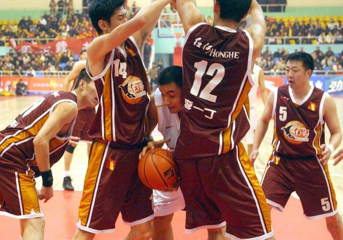 刘玉栋的故事：受膝伤仍坚持打球，三次复出的战神，对篮球没兴趣(1)