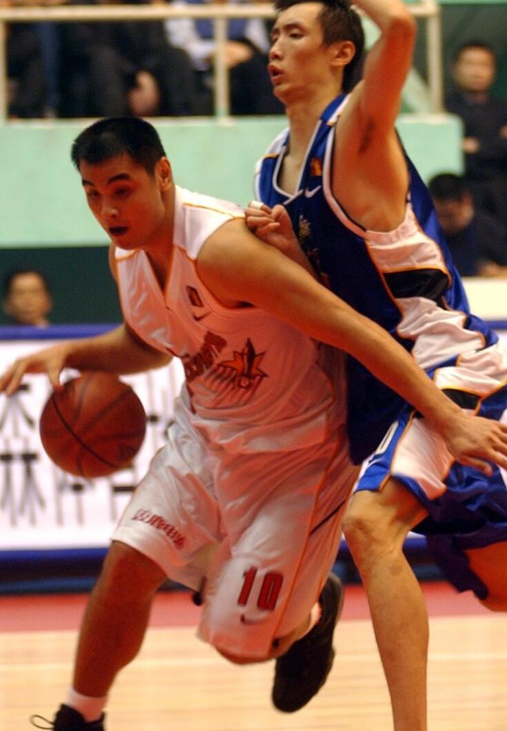 刘玉栋的故事：受膝伤仍坚持打球，三次复出的战神，对篮球没兴趣(3)