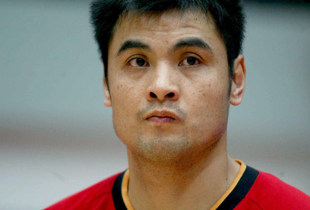 刘玉栋的故事：受膝伤仍坚持打球，三次复出的战神，对篮球没兴趣(6)