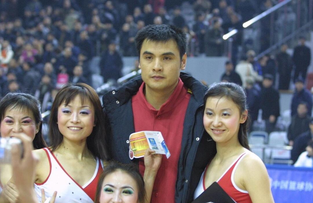 刘玉栋的故事：受膝伤仍坚持打球，三次复出的战神，对篮球没兴趣(7)