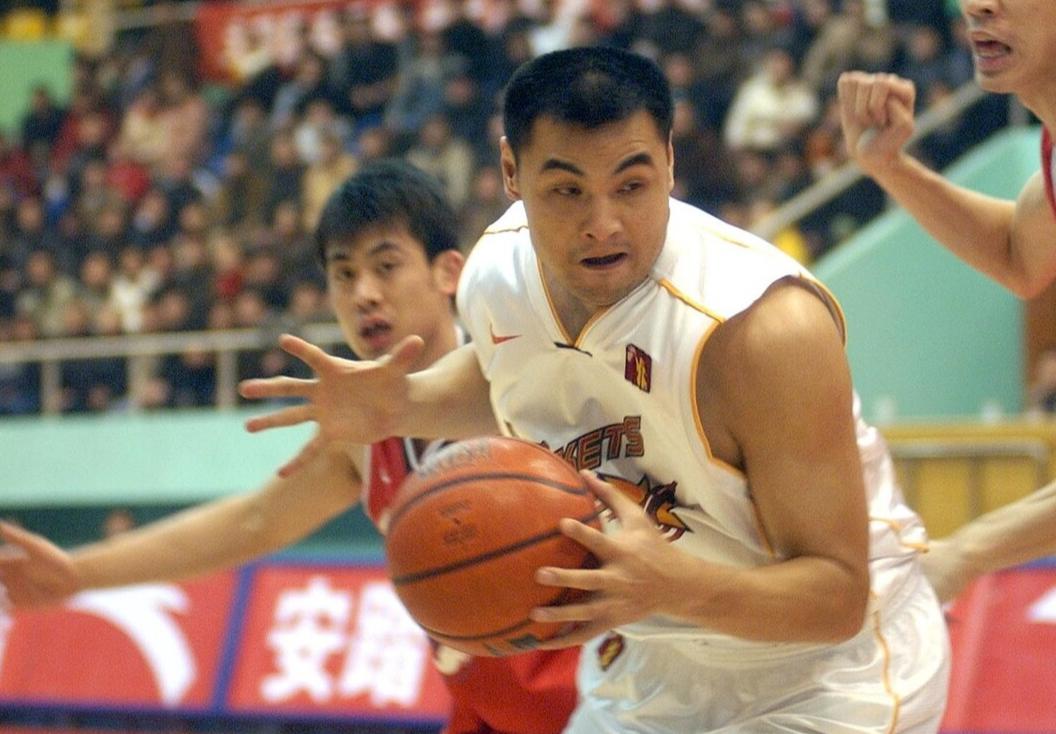 刘玉栋的故事：受膝伤仍坚持打球，三次复出的战神，对篮球没兴趣(8)