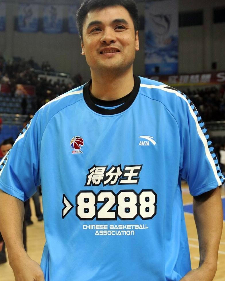 刘玉栋的故事：受膝伤仍坚持打球，三次复出的战神，对篮球没兴趣(9)