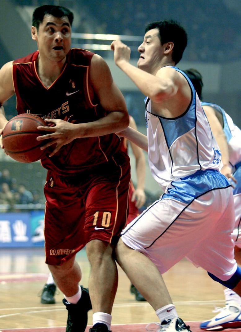 刘玉栋的故事：受膝伤仍坚持打球，三次复出的战神，对篮球没兴趣(10)