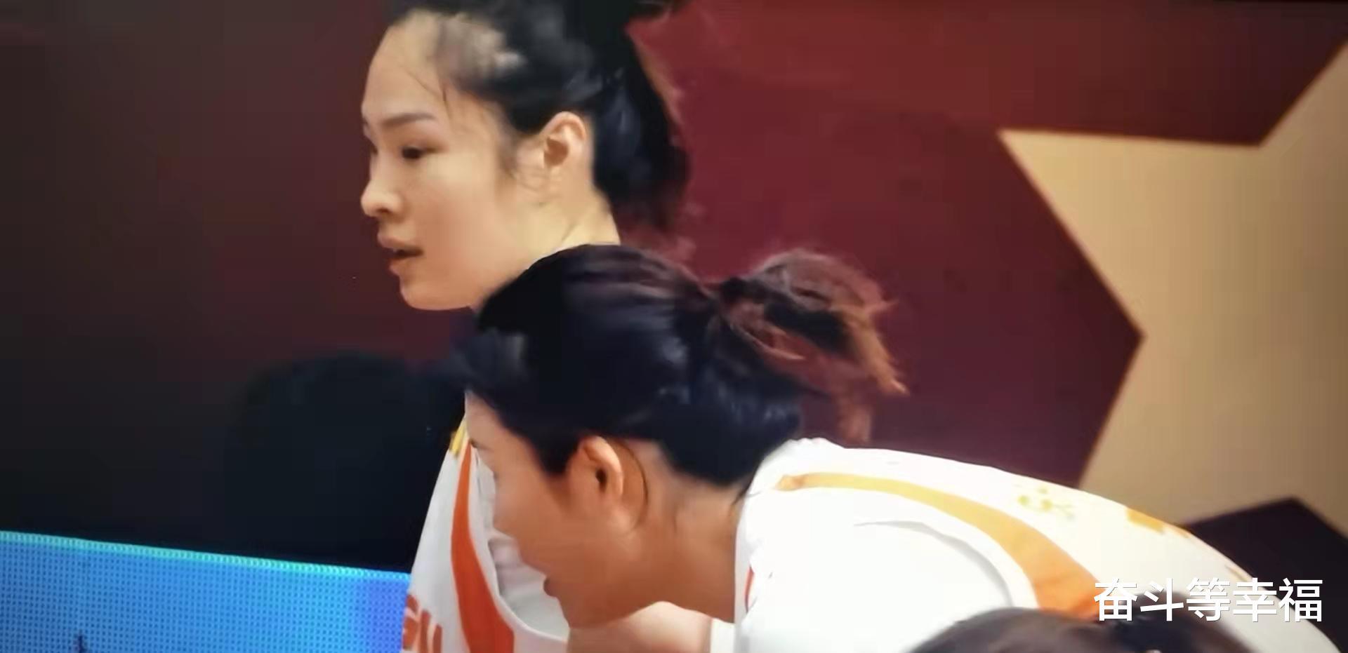 杨力维脖子受伤被送医，内蒙古女篮战胜北京女篮，5人得分上双(8)