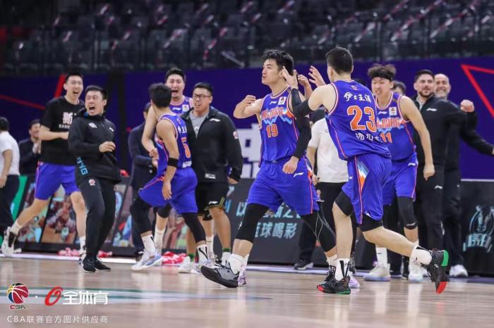 CBA常规赛第33轮：新疆“绝杀”深圳 季后赛席位争夺进入白热化(1)