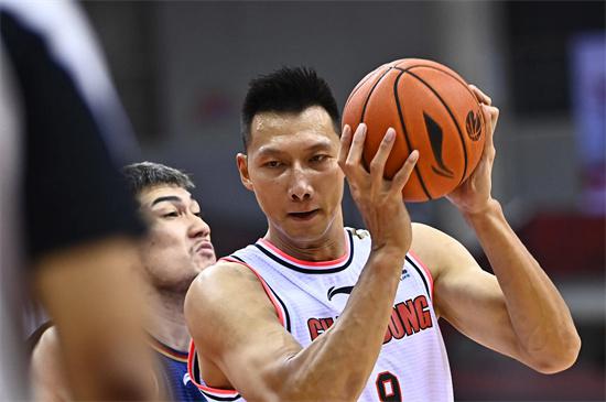 “九号新秀”易建联，中国篮球的传奇，辉煌璀璨的一颗篮球明星(1)