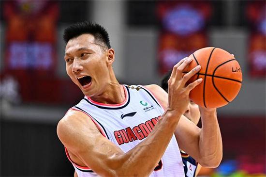 “九号新秀”易建联，中国篮球的传奇，辉煌璀璨的一颗篮球明星(2)