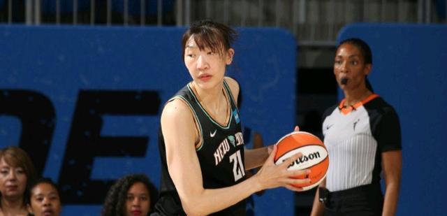 争气！中国女篮高塔攻陷WNBA，首秀9分钟狂砍10分，洋教头大加赞赏(2)