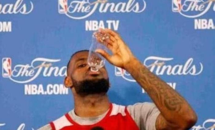 NBA球星5大喝水境界，奥尼尔像喝口服液，网友：姚明认真的吗？(3)