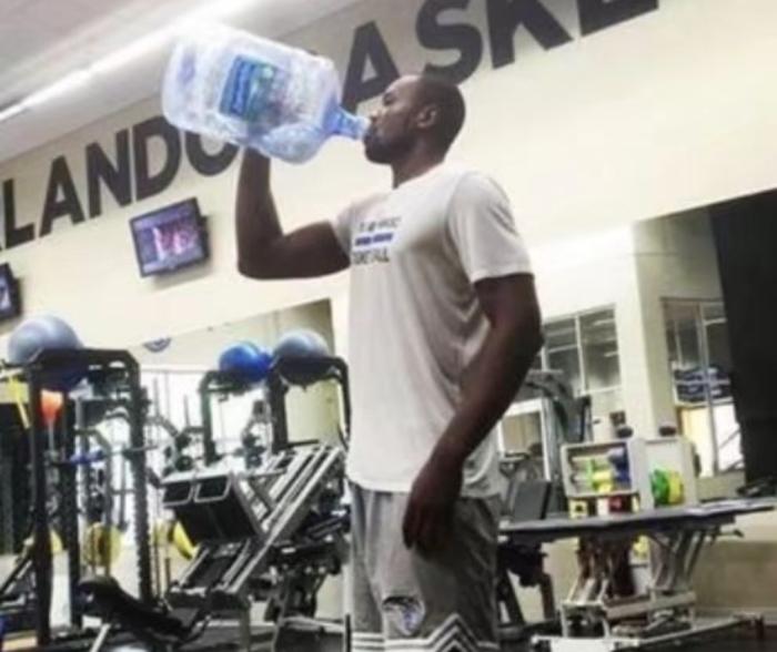 NBA球星5大喝水境界，奥尼尔像喝口服液，网友：姚明认真的吗？(4)