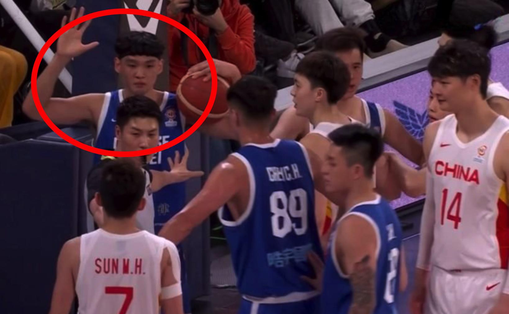 中国男篮打懵青年军，现场细节太抢镜，对岸球迷怎么评论？(1)