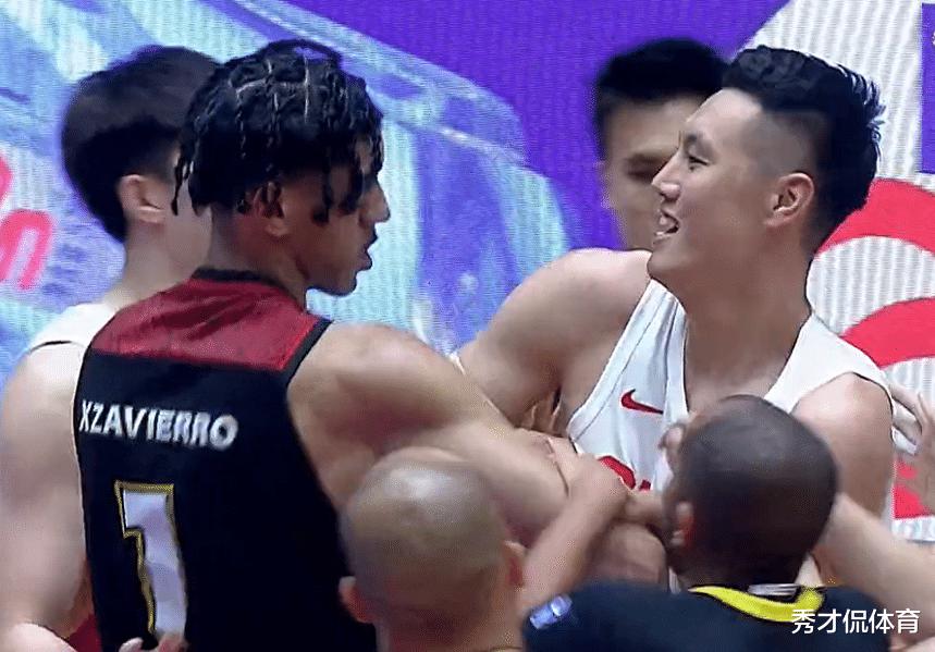 中国5打8照样赢！裁判已尽力，有谁留意王哲林被罚下杜锋的表情？(1)