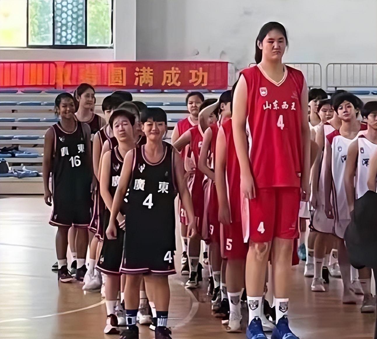 15岁，2米26，身高持平姚明！三场轰下80分，她能进中国女篮吗？(1)