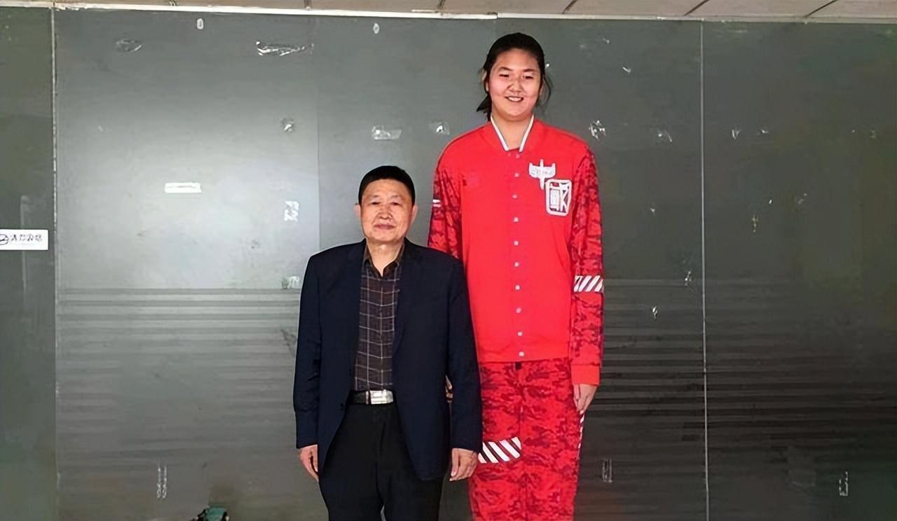 15岁，2米26，身高持平姚明！三场轰下80分，她能进中国女篮吗？(2)