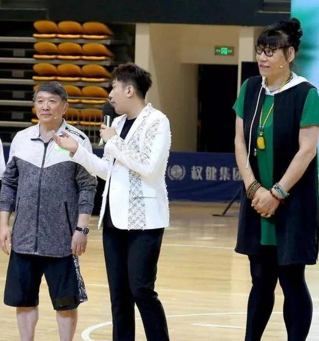 55岁郑海霞获篮球名人堂提名！结婚多年无儿女，双腿变形让人心疼(5)