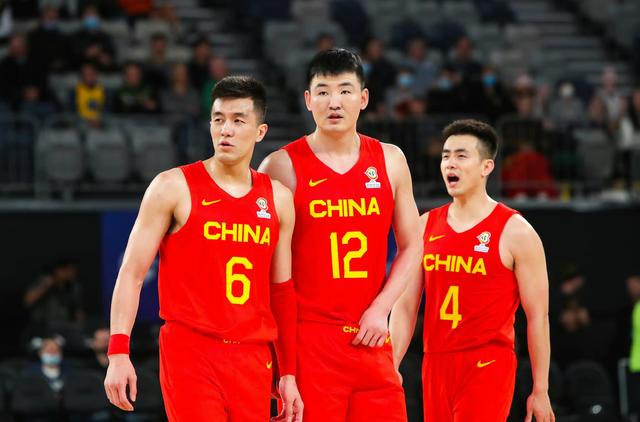 中国男篮将出征世预赛的两场比赛，最终12人名单正式出炉，还是有点惊喜(1)