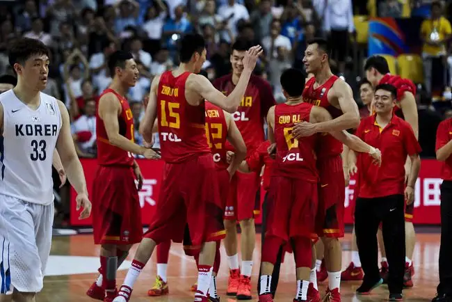 中国男篮将出征世预赛的两场比赛，最终12人名单正式出炉，还是有点惊喜(2)