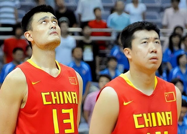 中国男篮第一中锋之争！论打球天赋，王治郅和姚明谁更强？(2)