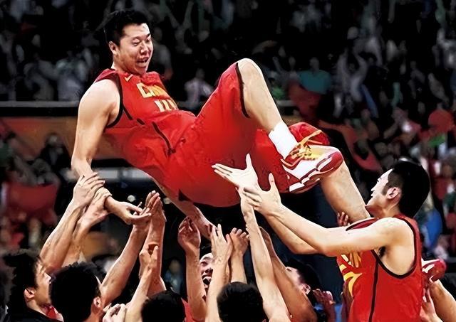 中国男篮第一中锋之争！论打球天赋，王治郅和姚明谁更强？(4)