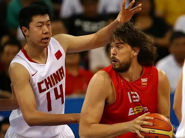 中国男篮第一中锋之争！论打球天赋，王治郅和姚明谁更强？(14)