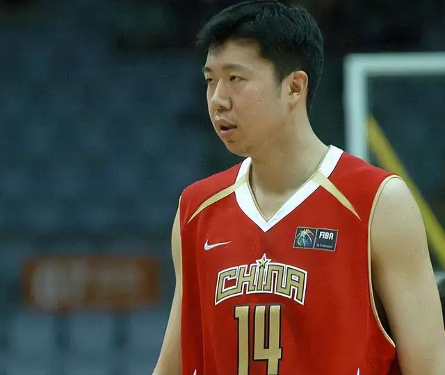 中国男篮第一中锋之争！论打球天赋，王治郅和姚明谁更强？(17)