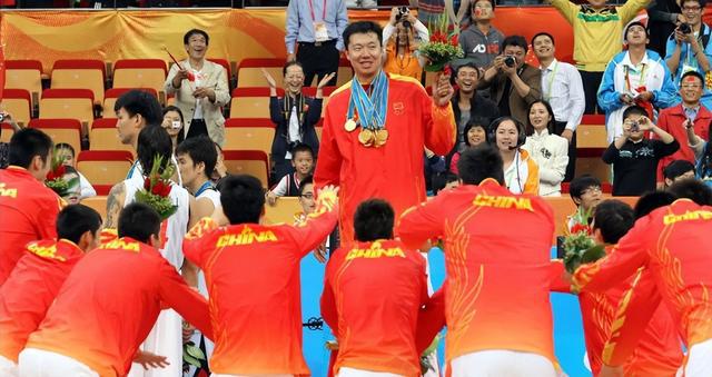 中国男篮第一中锋之争！论打球天赋，王治郅和姚明谁更强？(18)