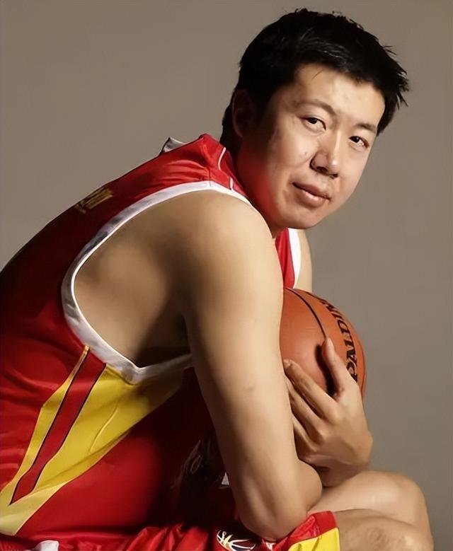 中国男篮第一中锋之争！论打球天赋，王治郅和姚明谁更强？(19)