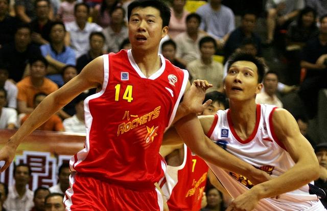 中国男篮第一中锋之争！论打球天赋，王治郅和姚明谁更强？(21)