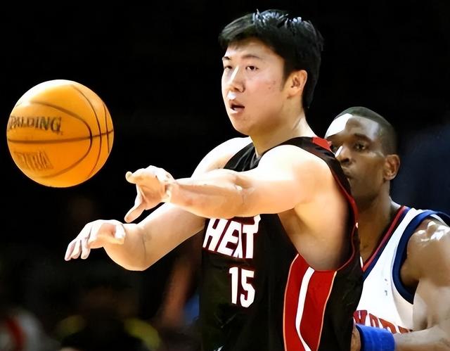 中国男篮第一中锋之争！论打球天赋，王治郅和姚明谁更强？(28)