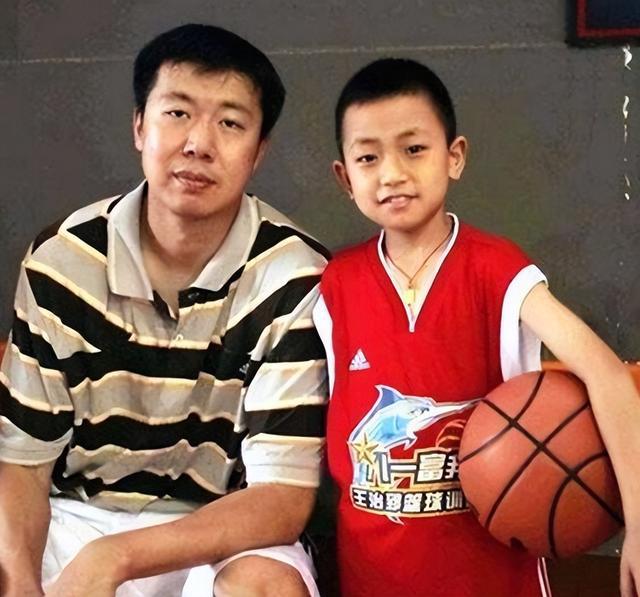 中国男篮第一中锋之争！论打球天赋，王治郅和姚明谁更强？(31)