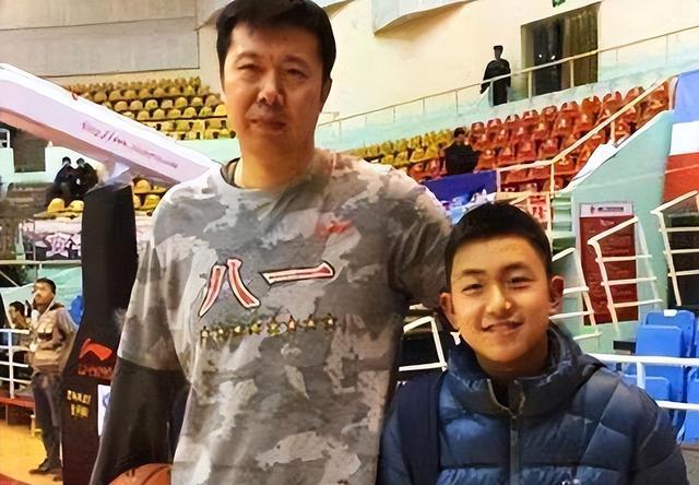 中国男篮第一中锋之争！论打球天赋，王治郅和姚明谁更强？(32)