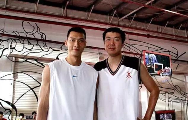 中国篮球界的骄傲，达拉斯独行侠队主场地板上印有中国球员的名字(2)