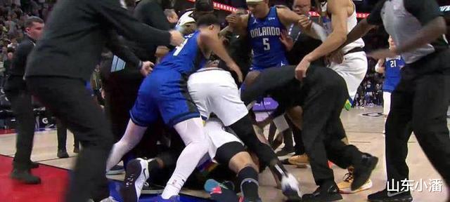 锁喉 抱摔啊！NBA十几人群殴爆发，五人不幸被赶下台，小李挨得实在是太狠(1)