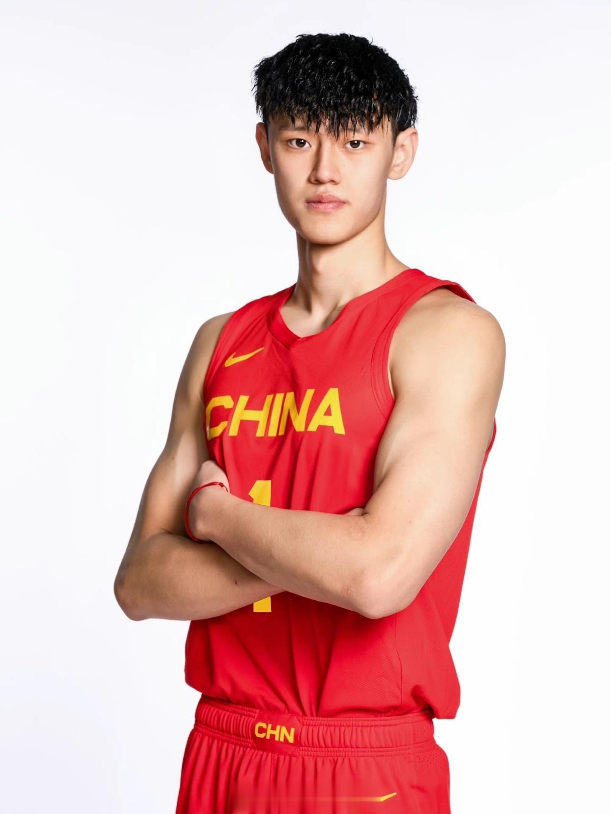最新公布的中国男篮对阵伊朗男篮大名单，曾凡博进入其中。#曾凡博中国男篮首秀# 拥(3)