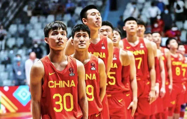 世预赛结束，中国男篮首位出局球员诞生，乔帅力挺周鹏(1)
