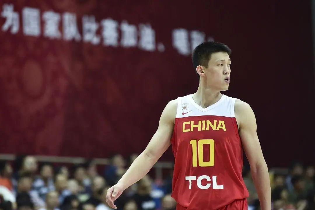 世预赛结束，中国男篮首位出局球员诞生，乔帅力挺周鹏(3)