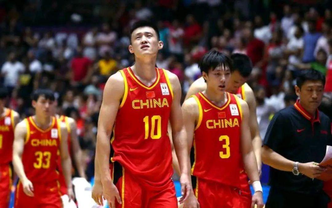 世预赛结束，中国男篮首位出局球员诞生，乔帅力挺周鹏(4)