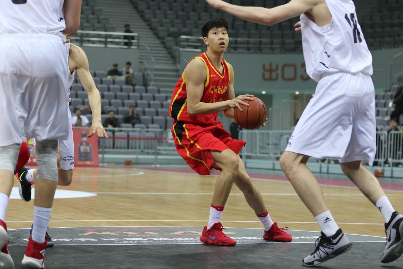 世预赛结束，中国男篮首位出局球员诞生，乔帅力挺周鹏(5)