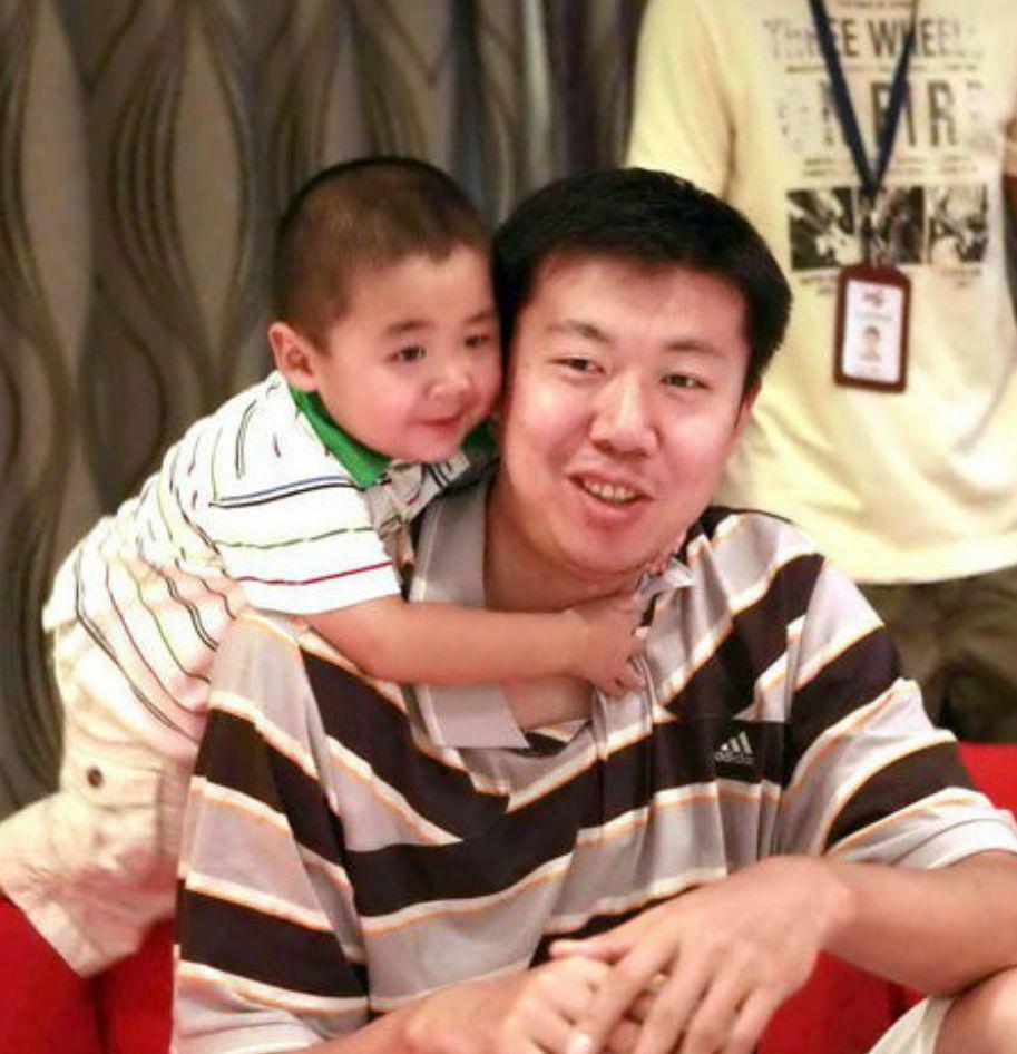 王治郅：中国进NBA第一人，再婚小13岁娇妻，儿子是篮坛小巨人(15)