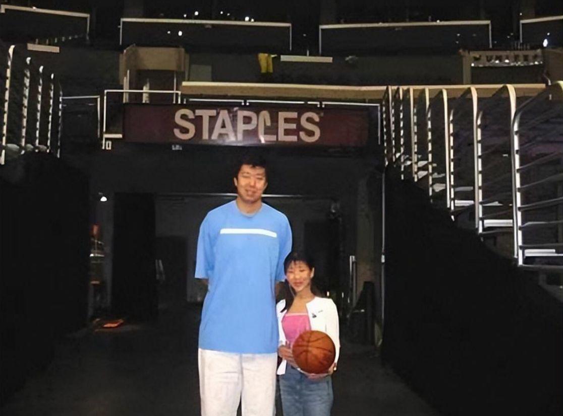 王治郅：中国进NBA第一人，再婚小13岁娇妻，儿子是篮坛小巨人(18)