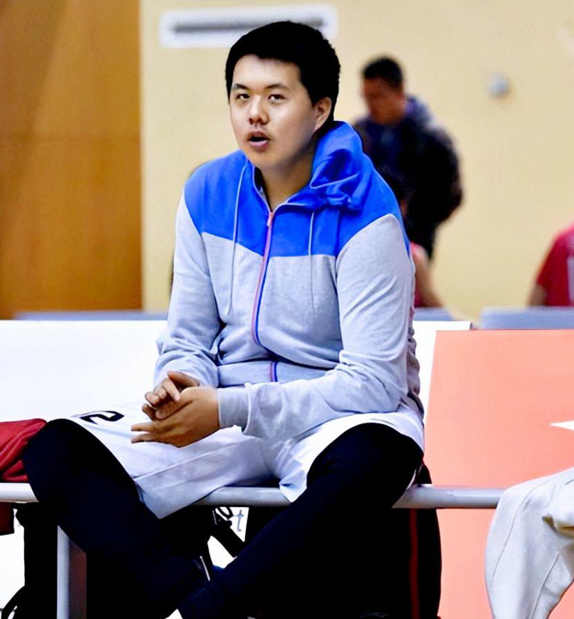 王治郅：中国进NBA第一人，再婚小13岁娇妻，儿子是篮坛小巨人(26)
