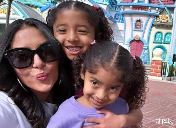 瓦妮莎带3岁女儿逛迪士尼，40岁仍有风韵，孩子越长越像科比！(4)
