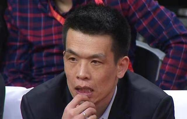 北京首钢男篮第三阶段表现挣扎，主教练解立彬找出3大理由：
1、外援问题：“我们三(1)