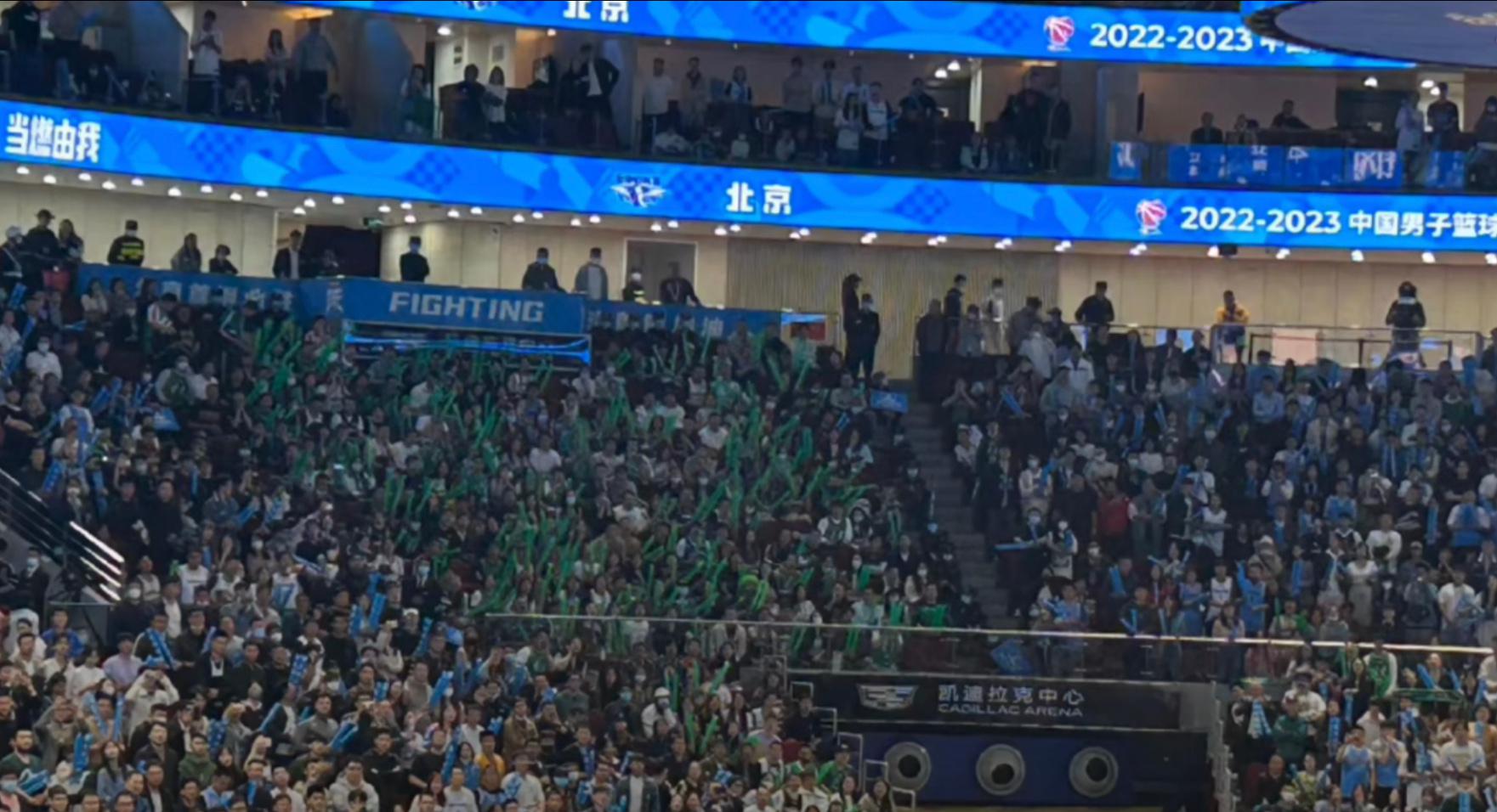 真的很难不感动北京五棵松体育馆只有这一个角是属于辽宁球迷的区域的却能在转播信号中(1)