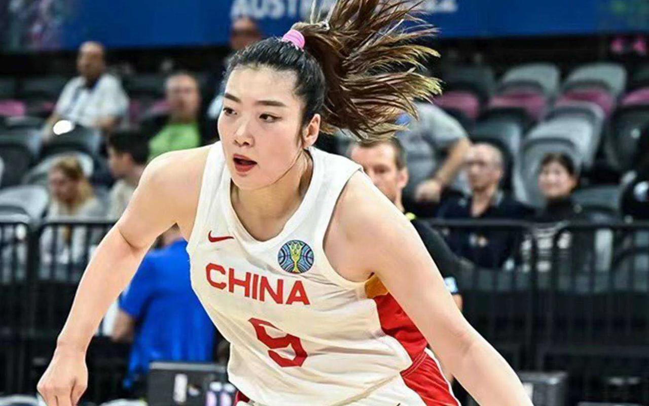 这是怎么回事？中国女篮的两大王牌韩旭与李梦在WNBA竟然打不上球，每场也就垃圾时(1)