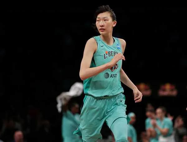这是怎么回事？中国女篮的两大王牌韩旭与李梦在WNBA竟然打不上球，每场也就垃圾时(2)