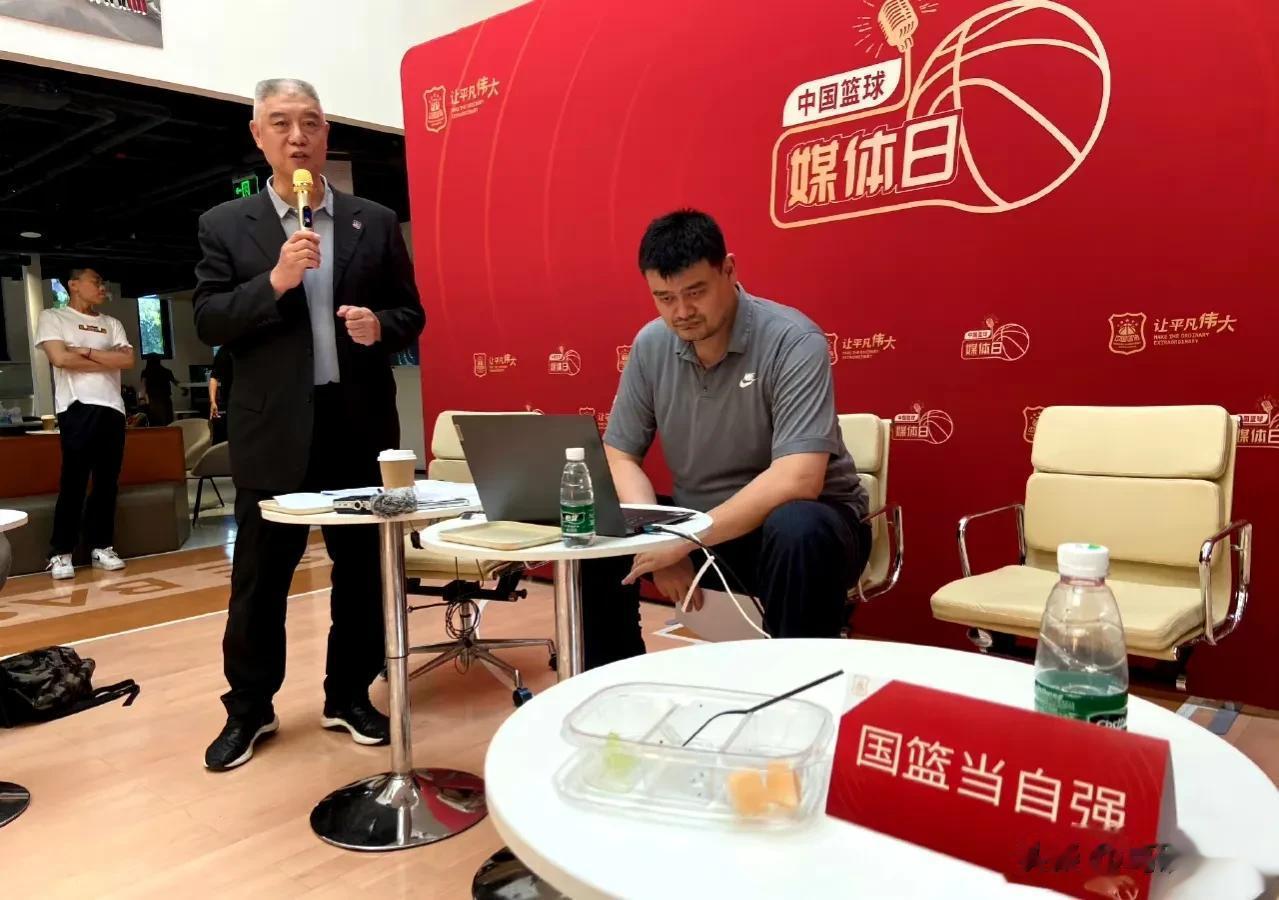 大姚时期的篮协领导非常接地气的，正面回答球迷最关心的两个问题。

中国篮球媒体日(1)