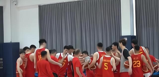 中国男篮集训队18缺1，34岁老将或主动让贤，付豪的机会来了？(1)